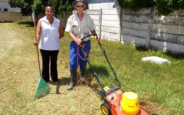 Gansbaai Poskantoor se Oud amptenaar spring in_1